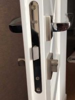 замок в деревянной двери